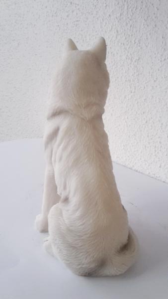 Weißer Wolf Figur sitzend3